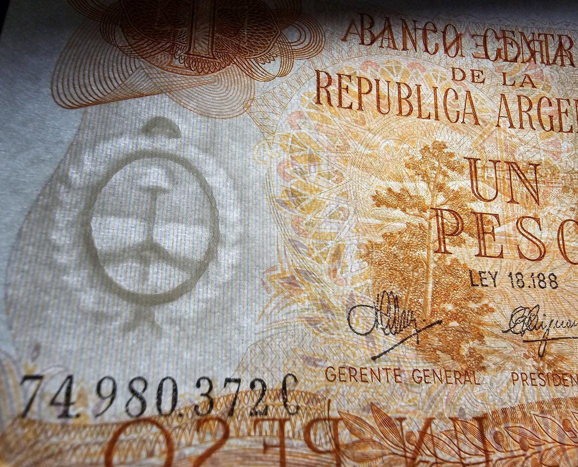 Argentina 1 Pesos, P-287; UNCIRCULATED; 1970; features Lake Scene