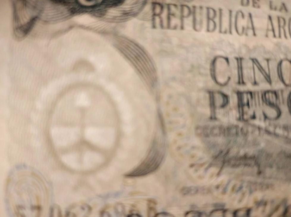 Argentina 5 Pesos, P-294; UNCIRCULATED from 1974; Features a monument to the Flag at Rosario