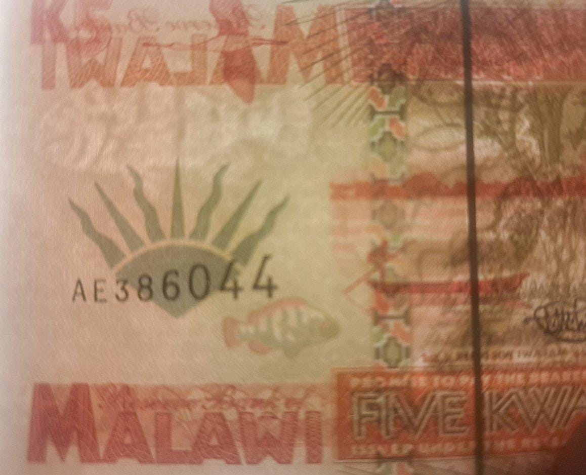 MALAWI 5 Kwacha, P-30; UNCIRCULATED, 1995; features Zebras